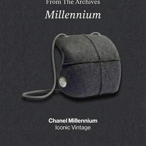 Puede incluir: Un bolso gris oscuro, similar al fieltro, con un logotipo plateado de Chanel y una correa a juego. El bolso está dividido en cuatro secciones con costuras cosidas. El texto de la imagen dice "From The Archives Millennium" y "Chanel Millennium Iconic Vintage."