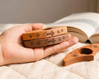 Personalisierter Buchhalter, benutzerdefinierter Name Buchhalter, Geburtsmonat Blumendekor, Geschenk für Buchliebhaber Eltern Geburtstag
