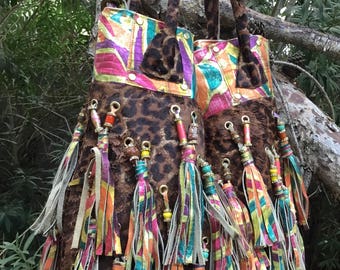 Showdiva diseña un bolso de mano de cuero con estampado de leopardo y pintado espectacular, con 46 borlas y cuentas de flecos
