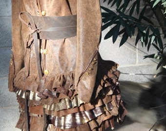 showdiva designs Cappotto militare in pelle invecchiata marrone lunghezza al ginocchio con balze asimmetriche dorate
