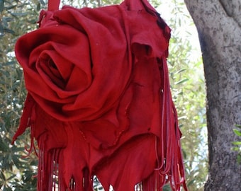 showdiva progetta una borsa rossa con frange e fiori scolpiti a mano