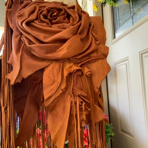 Showdiva Designs Asymmetrische Butterscotch Ledertasche in Notebook-Größe LoNg Franse n Hand gemeißelte Blumen