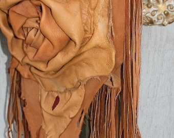 showdiva progetta una borsa asimmetrica in pelle con frange lunghe e fiori scolpiti a mano