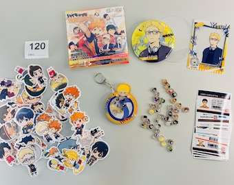 以下が含まれることがあります： アニメをテーマにしたグッズのコレクション。ステッカー、キーホルダー、ボタン、カードなど。ステッカーは様々なキャラクターをちびスタイルで表現。キーホルダーは黄色と青色。アイテムは薄い灰色の表面に配置されています。