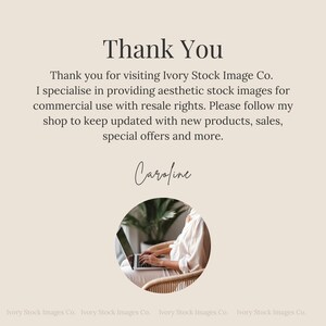 Peut inclure: Texte "Merci" avec une femme travaillant sur un ordinateur portable dans un fauteuil. Le texte dit "Merci de votre visite sur Ivory Stock Image Co. Je me sp&eacute;cialise dans la fourniture d'images stock esth&eacute;tiques pour un usage commercial avec des droits de revente. Veuillez suivre ma boutique pour rester au courant des nouveaux produits, des ventes, des offres sp&eacute;ciales et plus encore. Caroline"