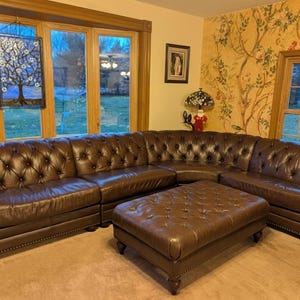 Puede incluir: Un juego de tres tazas de cerámica con un acabado moteado y mate. Las tazas son en tonos crema, gris claro y gris oscuro. Cada taza tiene un diseño simple y minimalista y un asa redondeada. Las tazas están apiladas.