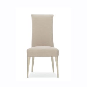 Può includere: Sedia da pranzo alta, rivestita in tessuto beige neutro. Lo schienale è alto e la seduta è imbottita. Le gambe sono di colore argento chiaro. Un mobile elegante e confortevole per la sala da pranzo.