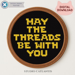 Könnte beinhalten: Kreuzstich-Stickerei in einem Holzrahmen mit dem Text "MAY THE THREADS BE WITH YOU" in Gelb auf schwarzem Hintergrund. Die Wörter sind in einer fetten, blockartigen Schriftart. Die Worte "Pattern Keeper TESTED" befinden sich in der oberen linken Ecke.