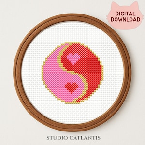 Puede incluir: Un diseño de punto de cruz de un símbolo del Yin y el Yang con detalles de corazón, enmarcado en un aro de madera. El diseño presenta secciones rosas y rojas con detalles dorados y pequeños corazones. También se ven las palabras "DESCARGA DIGITAL" y "STUDIO CATLANTIS".