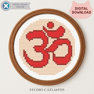 Puede incluir: Un diseño de punto de cruz del símbolo Om en rojo, centrado en un fondo beige, enmarcado en un aro de madera redondo. También son visibles las palabras "Pattern Keeper TESTED" y "DIGITAL DOWNLOAD".
