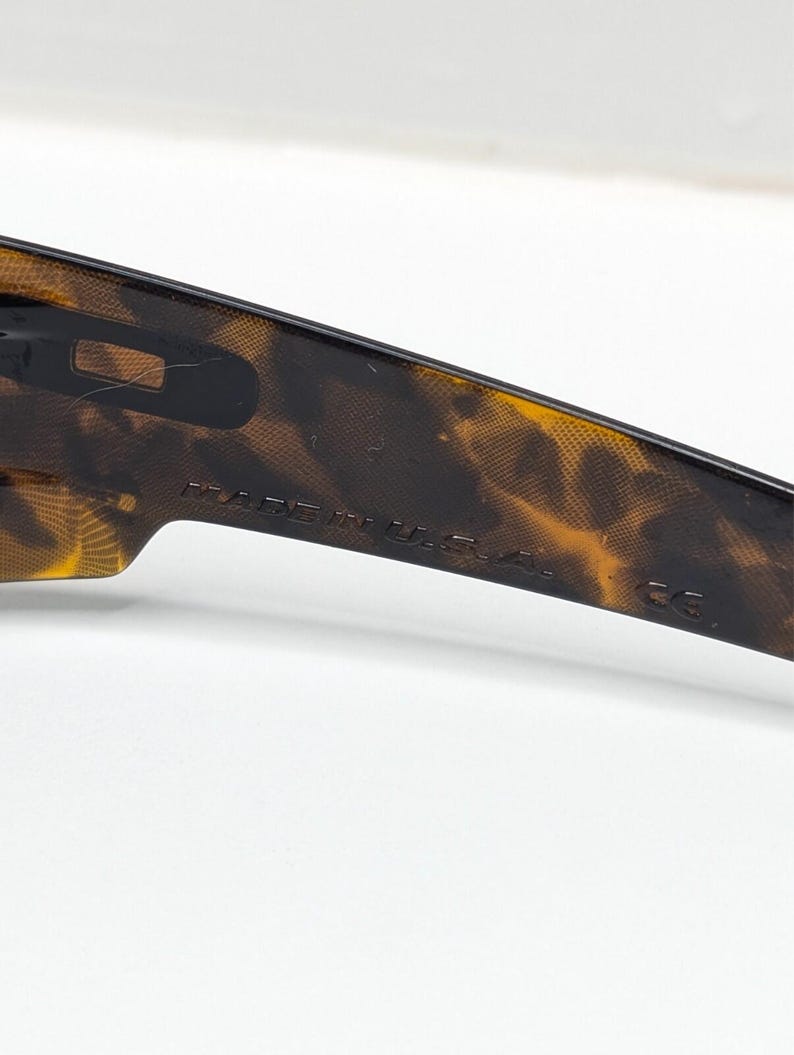 Gafas de sol Oakley Gascan 12-855 color marrón carey estilo Y2K para hombre. imagen 10