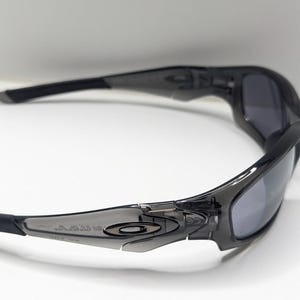 Gafas de sol Oakley Straight Jacket 04-327 para hombre, color gris humo y negro iridio. imagen 6