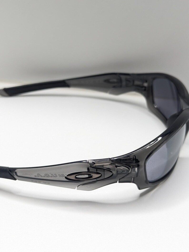 Gafas de sol Oakley Straight Jacket 04-327 para hombre, color gris humo y negro iridio. imagen 6