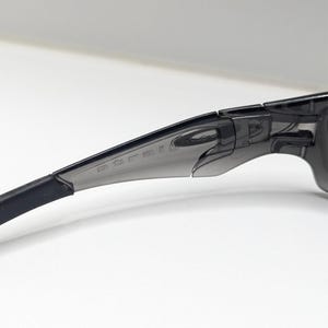Gafas de sol Oakley Straight Jacket 04-327 para hombre, color gris humo y negro iridio. imagen 11