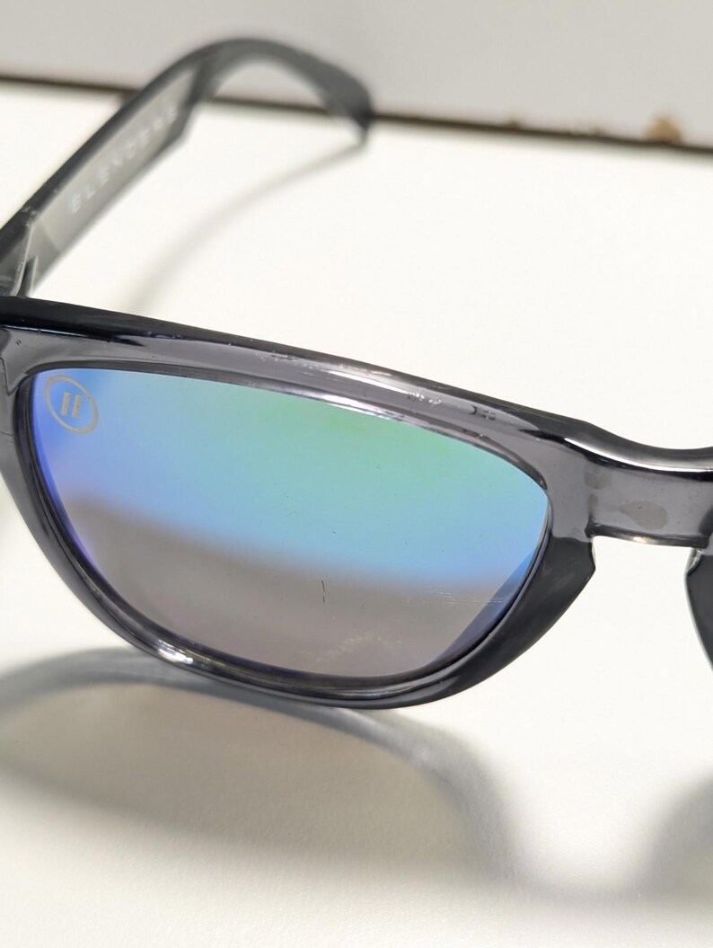 Blenders LUCKY FOLIE Rookgrijze zonnebril Kunststof vierkant montuur Klassieke stijl afbeelding 5