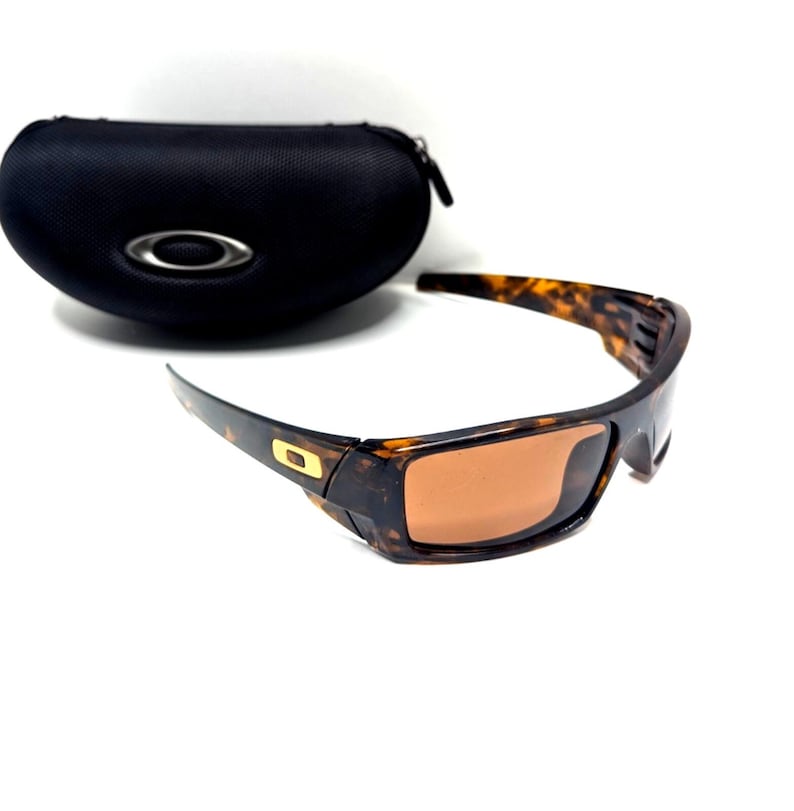 Gafas de sol Oakley Gascan 12-855 color marrón carey estilo Y2K para hombre. imagen 1