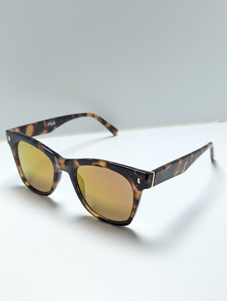 Gafas de sol Fila WFL01SG10 color ámbar degradado con montura de carey y forma de ojo de gato para mujer. imagen 2