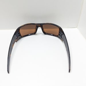 Gafas de sol Oakley Gascan 12-855 color marrón carey estilo Y2K para hombre. imagen 4