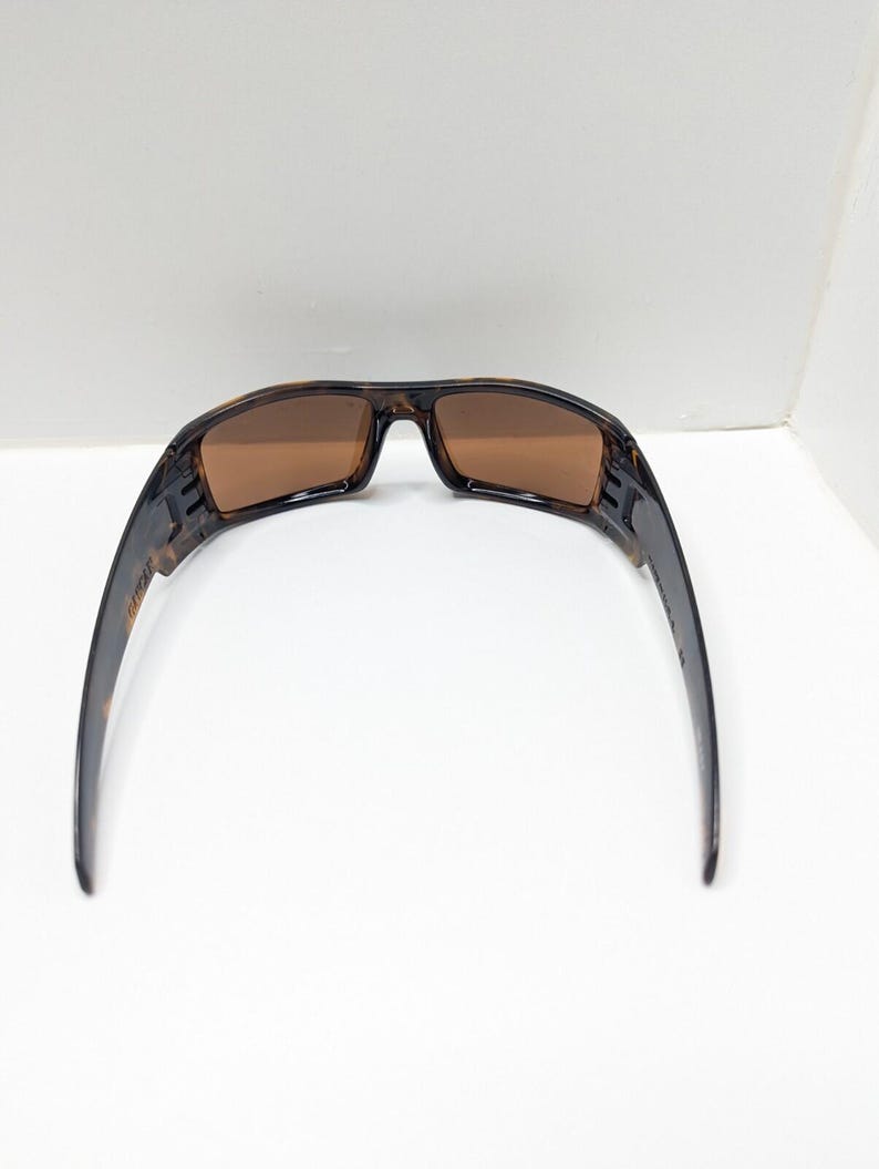Gafas de sol Oakley Gascan 12-855 color marrón carey estilo Y2K para hombre. imagen 4