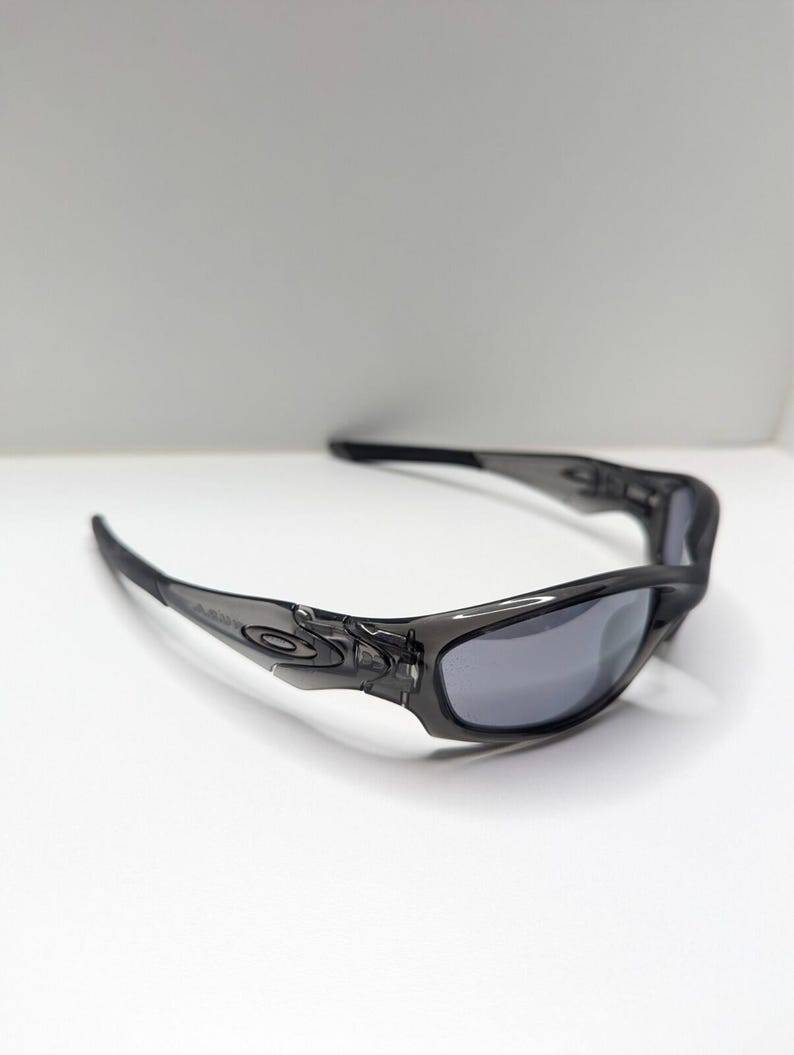 Gafas de sol Oakley Straight Jacket 04-327 para hombre, color gris humo y negro iridio. imagen 4