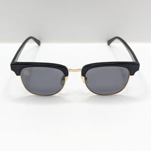 Gafas de sol Blenders Eyewear Black Betsy Cat 3 (modelo descatalogado) con lentes oscuras. imagen 4