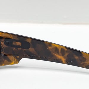 Gafas de sol Oakley Gascan 12-855 color marrón carey estilo Y2K para hombre. imagen 11