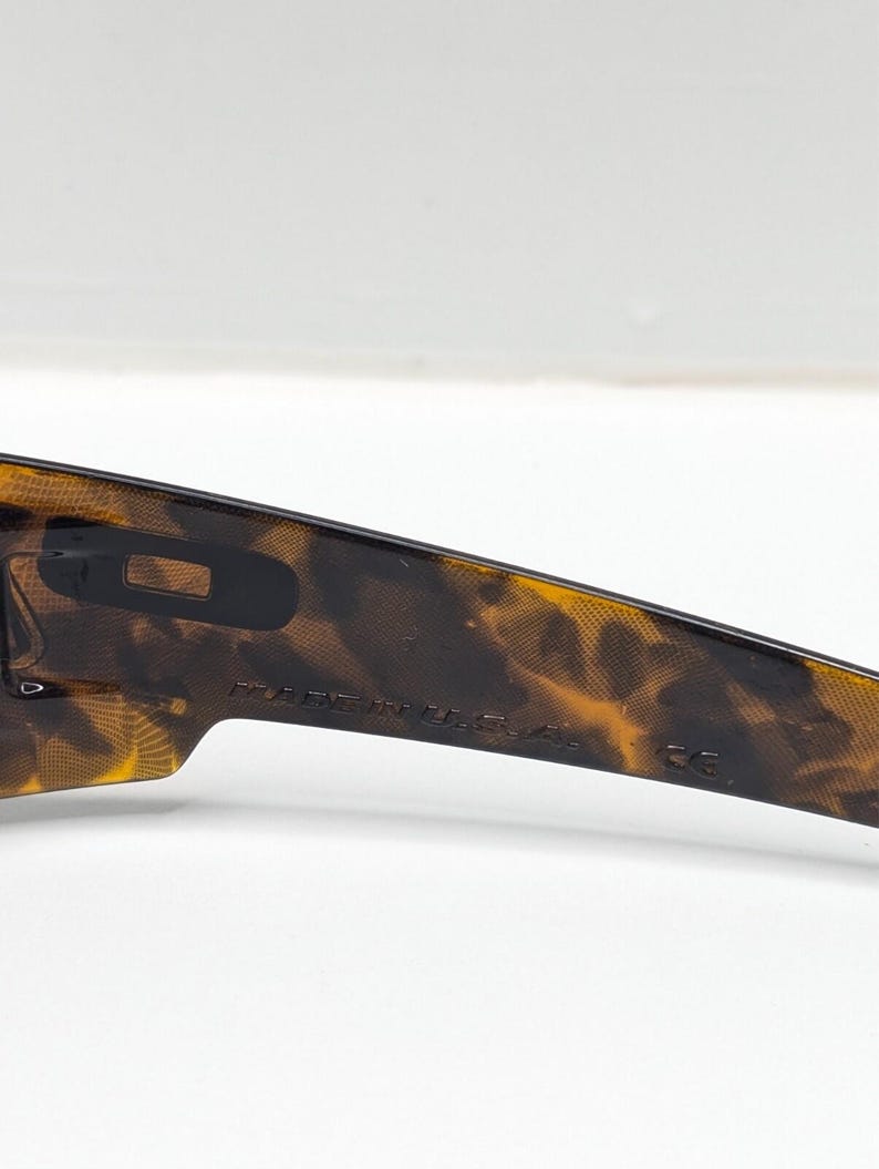 Gafas de sol Oakley Gascan 12-855 color marrón carey estilo Y2K para hombre. imagen 11