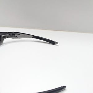 Gafas de sol Oakley Straight Jacket 04-327 para hombre, color gris humo y negro iridio. imagen 10