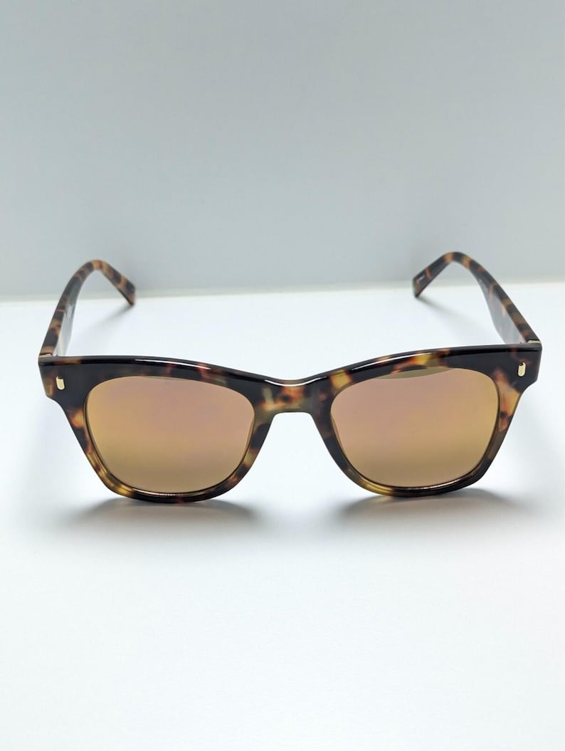 Gafas de sol Fila WFL01SG10 color ámbar degradado con montura de carey y forma de ojo de gato para mujer. imagen 3