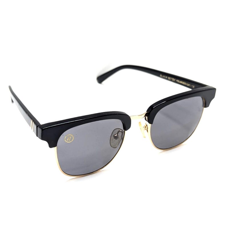 Gafas de sol Blenders Eyewear Black Betsy Cat 3 (modelo descatalogado) con lentes oscuras. imagen 1