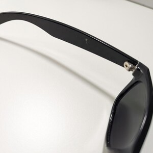 Okulary przeciwsłoneczne Vintage Ray-Ban Black Wayfarer, klasyczne czarne soczewki, szykowne zdjęcie 7