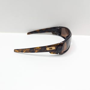 Gafas de sol Oakley Gascan 12-855 color marrón carey estilo Y2K para hombre. imagen 6