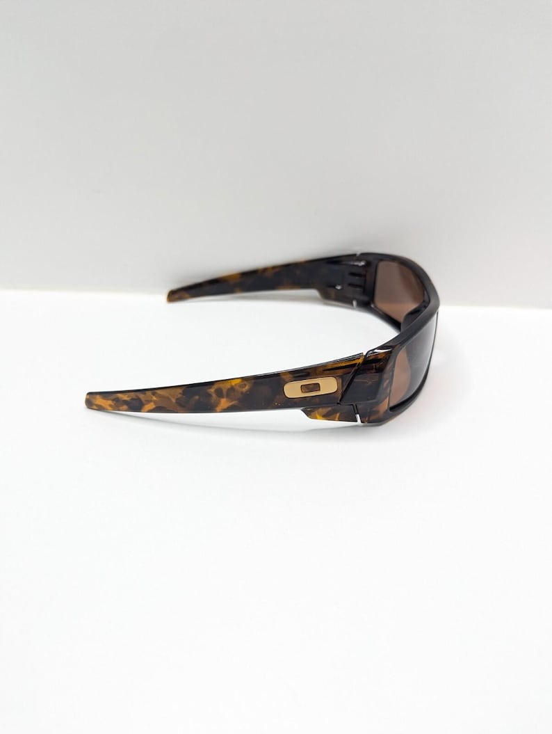 Gafas de sol Oakley Gascan 12-855 color marrón carey estilo Y2K para hombre. imagen 6