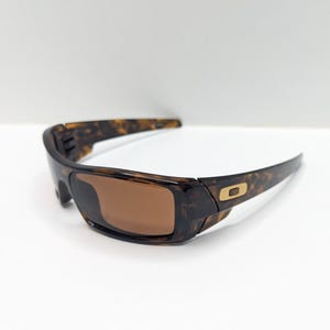 Gafas de sol Oakley Gascan 12-855 color marrón carey estilo Y2K para hombre. imagen 5