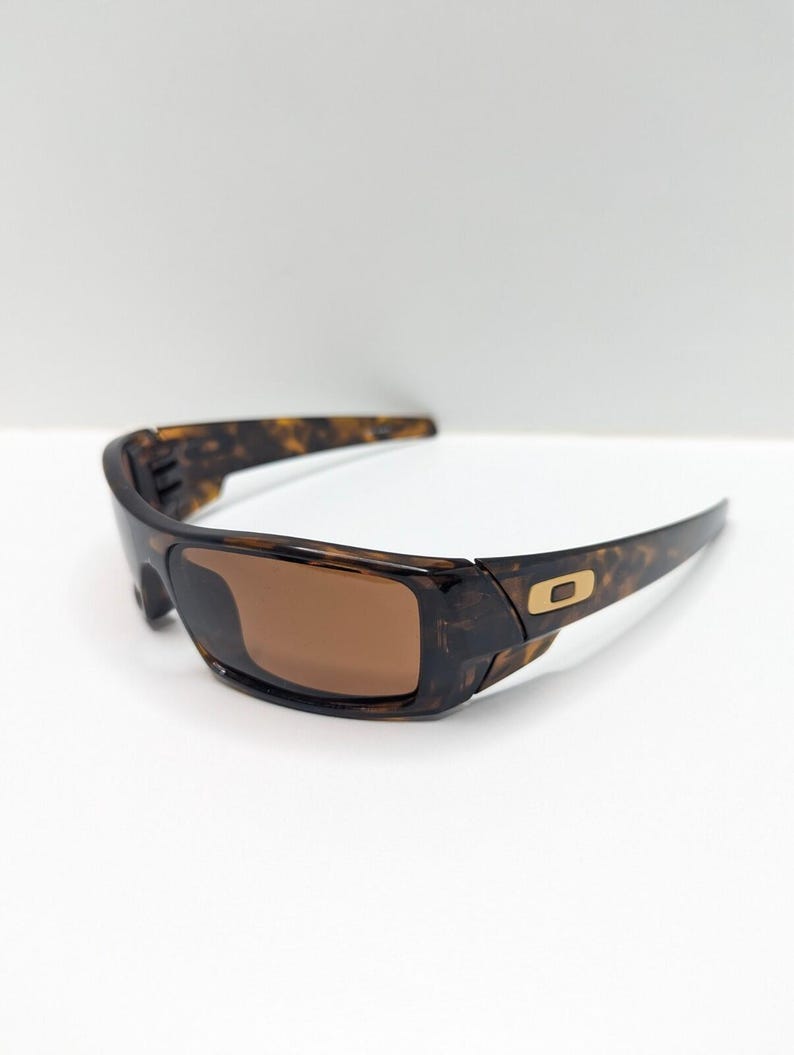 Gafas de sol Oakley Gascan 12-855 color marrón carey estilo Y2K para hombre. imagen 5