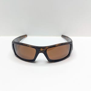 Gafas de sol Oakley Gascan 12-855 color marrón carey estilo Y2K para hombre. imagen 3