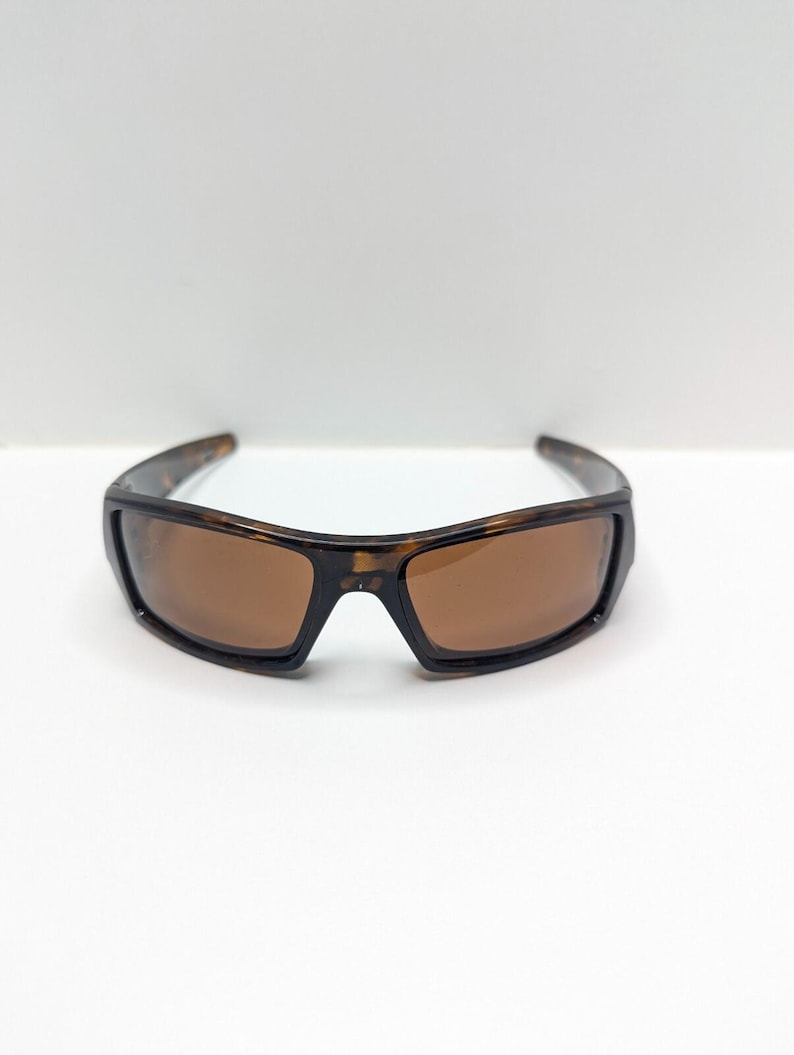Gafas de sol Oakley Gascan 12-855 color marrón carey estilo Y2K para hombre. imagen 3