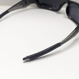 Gafas de sol Oakley Straight Jacket 04-327 para hombre, color gris humo y negro iridio. imagen 9