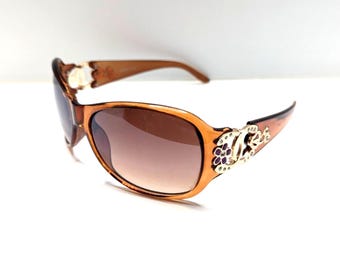 Occhiali da sole cat-eye PCIS DK05R marroni con dettagli in strass e protezione UV400.