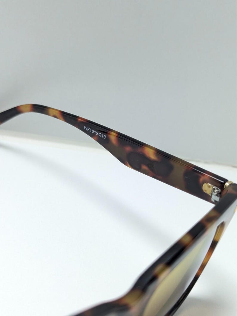 Gafas de sol Fila WFL01SG10 color ámbar degradado con montura de carey y forma de ojo de gato para mujer. imagen 5