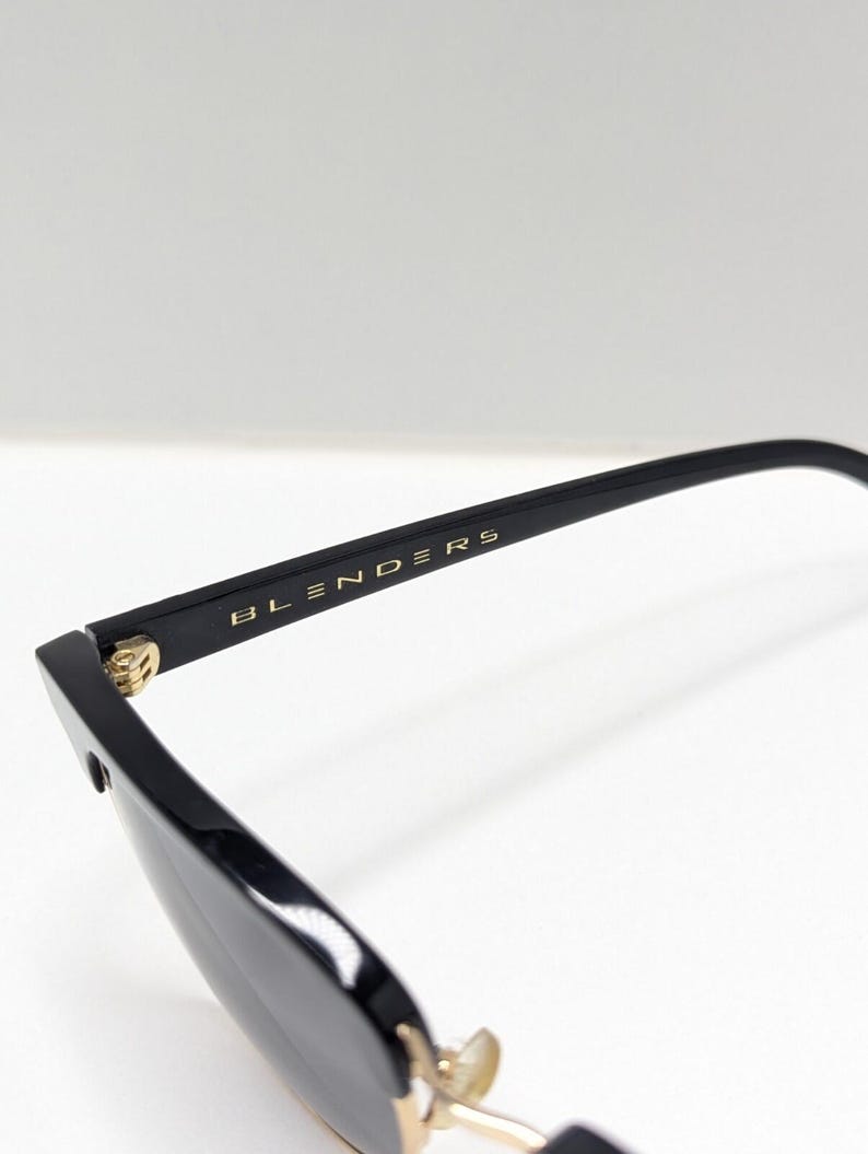 Gafas de sol Blenders Eyewear Black Betsy Cat 3 (modelo descatalogado) con lentes oscuras. imagen 6