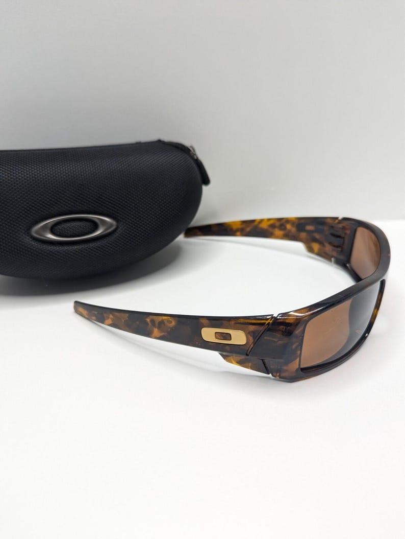 Gafas de sol Oakley Gascan 12-855 color marrón carey estilo Y2K para hombre. imagen 2
