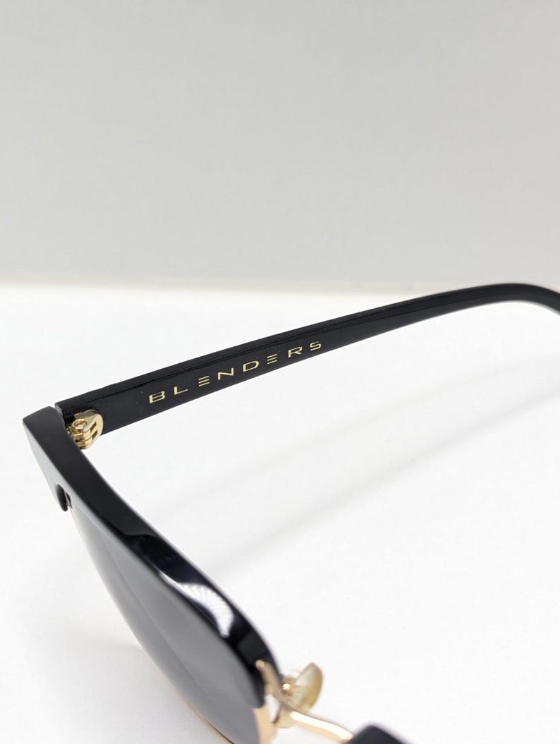 Gafas de sol Blenders Eyewear Black Betsy Cat 3 (modelo descatalogado) con lentes oscuras. imagen 6