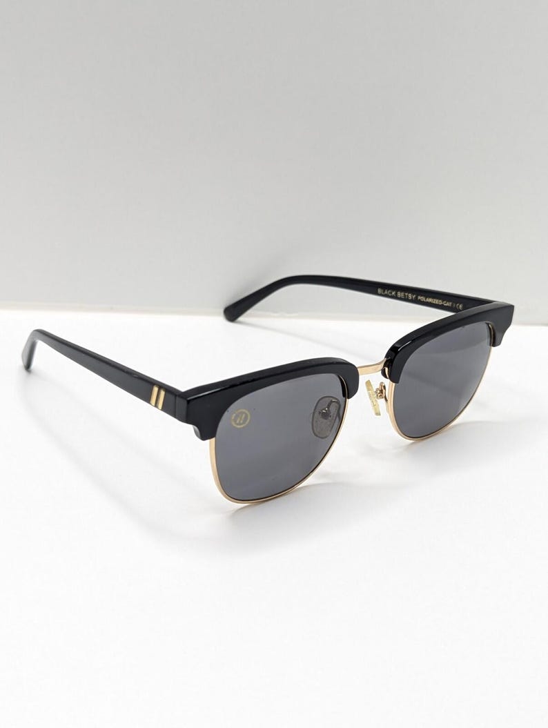 Gafas de sol Blenders Eyewear Black Betsy Cat 3 (modelo descatalogado) con lentes oscuras. imagen 9