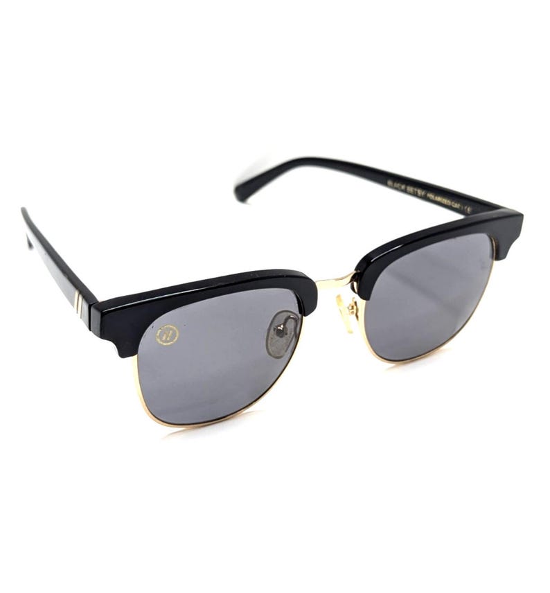 Gafas de sol Blenders Eyewear Black Betsy Cat 3 (modelo descatalogado) con lentes oscuras. imagen 1