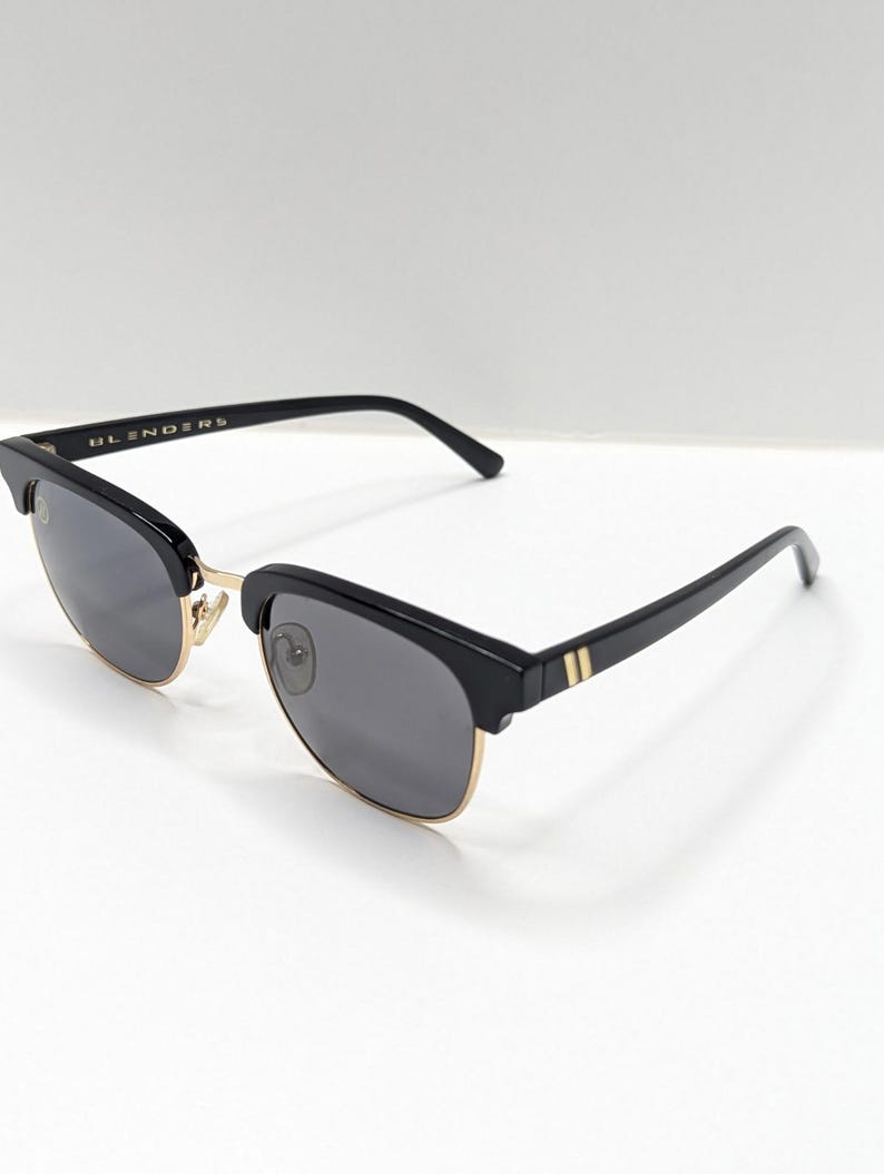 Gafas de sol Blenders Eyewear Black Betsy Cat 3 (modelo descatalogado) con lentes oscuras. imagen 5
