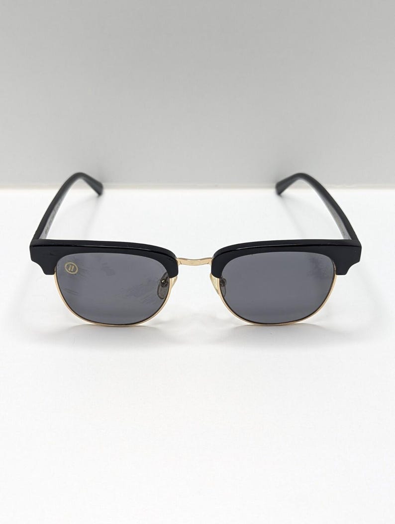 Gafas de sol Blenders Eyewear Black Betsy Cat 3 (modelo descatalogado) con lentes oscuras. imagen 3