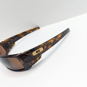Gafas de sol Oakley Gascan 12-855 color marrón carey estilo Y2K para hombre. imagen 7