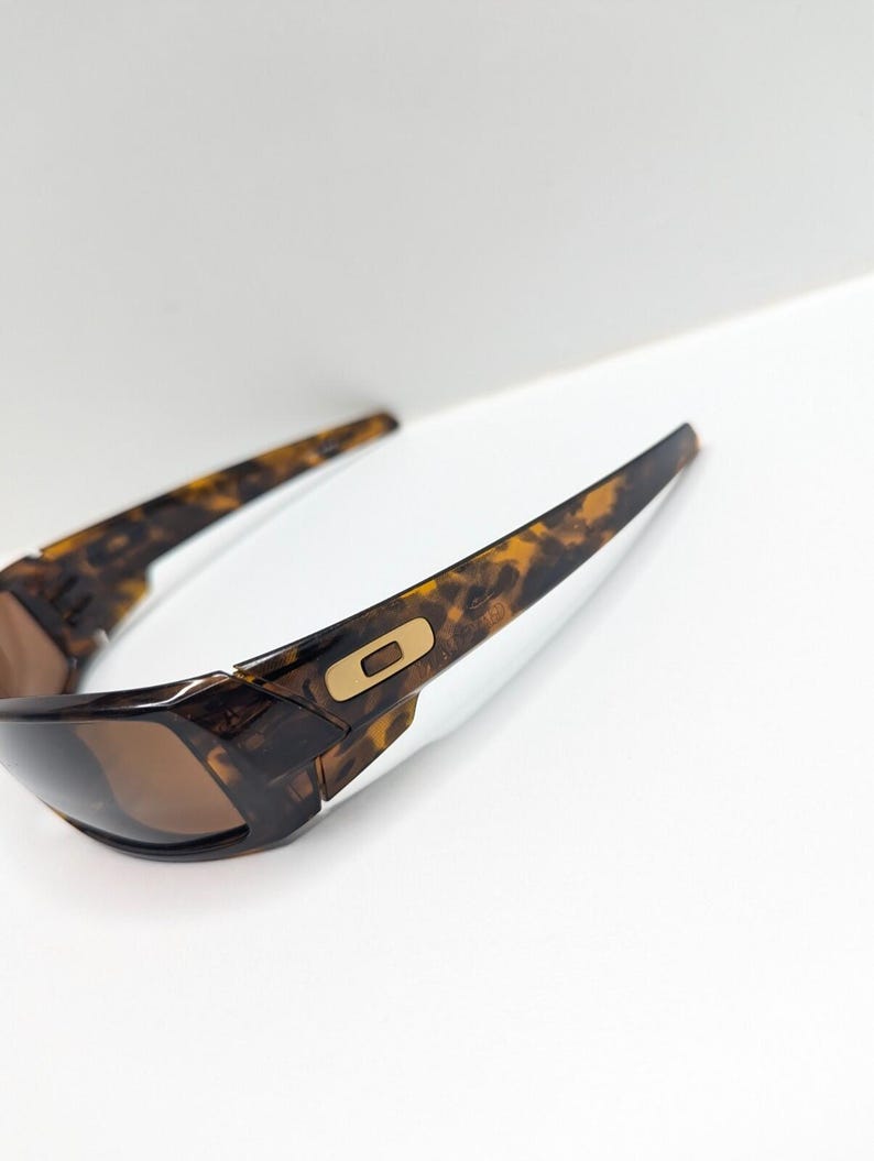 Gafas de sol Oakley Gascan 12-855 color marrón carey estilo Y2K para hombre. imagen 7