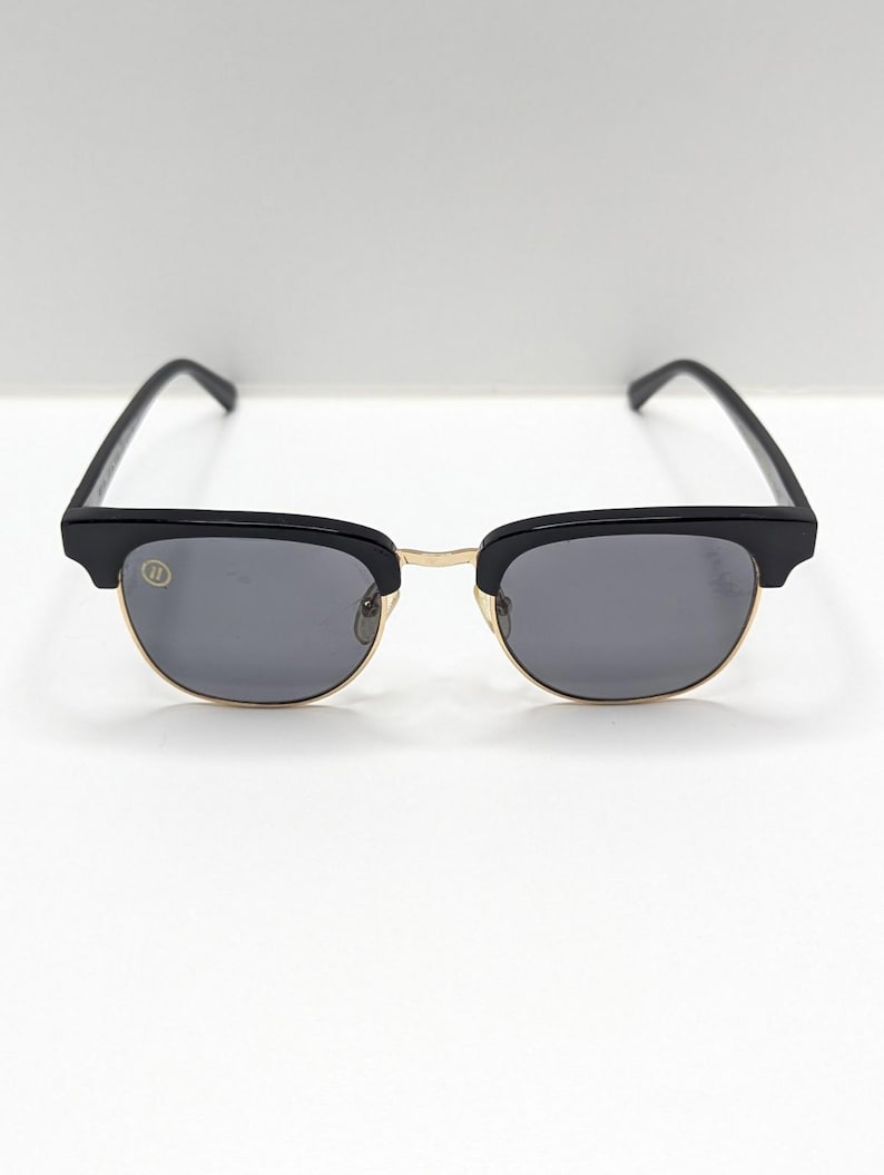 Gafas de sol Blenders Eyewear Black Betsy Cat 3 (modelo descatalogado) con lentes oscuras. imagen 4